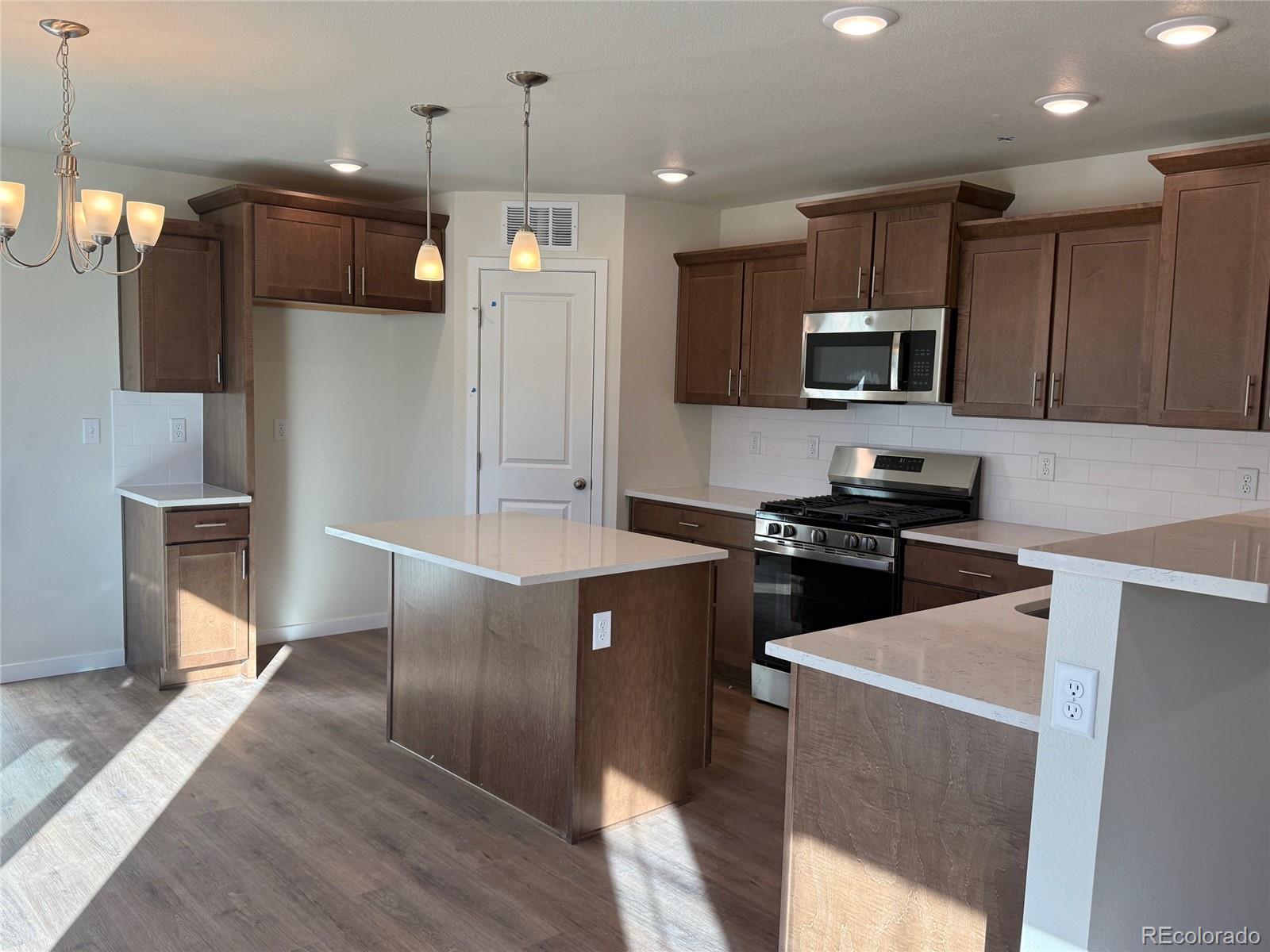 727 North Clubview Street Watkins, CO 80137 - Photo 3 of 25