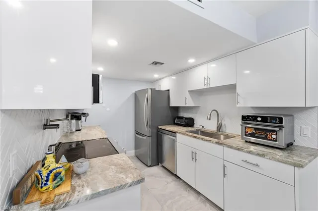 $2,000 | 1605 Chesapeake Avenue, Unit 2, Naples, FL 34102