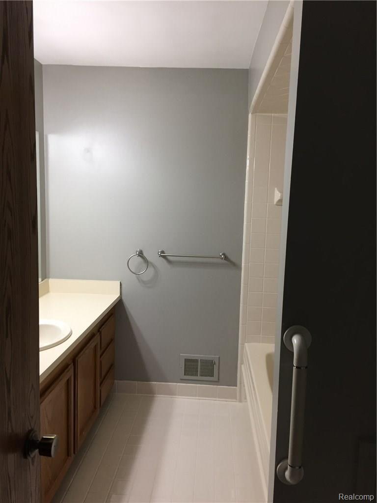 265 Meadow Bridge Drive Rochester, MI 48307 - Photo 9 of 12 IMG_9220.JPG