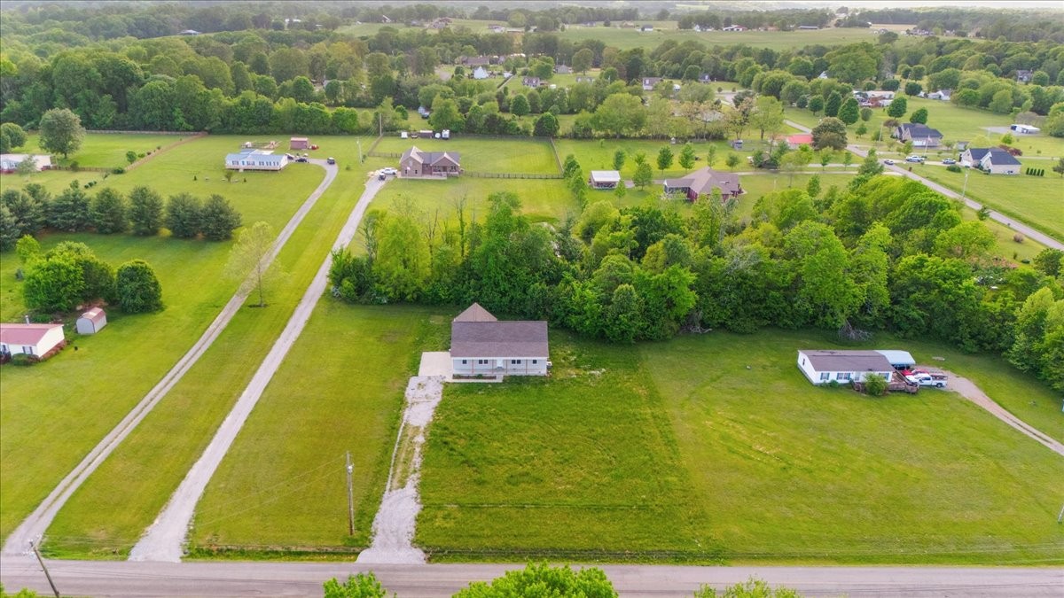118 East Biggs Road Portland, TN 37148 - Photo 2 of 26 a view of a city