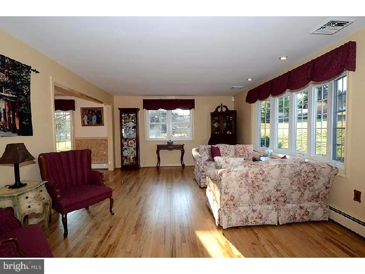 12 Lake Dr Spring Spring City, PA 19475 - Photo 7 of 25 Living Room