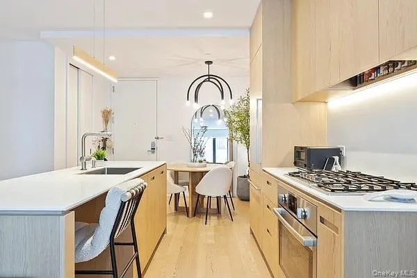 $1,599,000 | 98 Front Street, Unit 9J | DUMBO