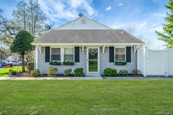 $424,999 | 10 Gettysburg Court, Coram, NY 11727