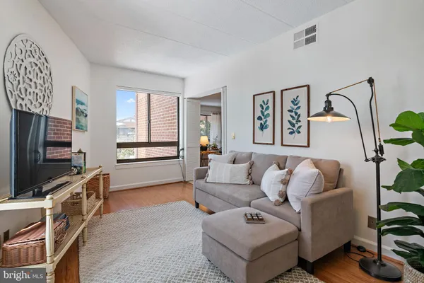 $3,200 | 100 Severn Avenue, Unit 206, Annapolis, MD 21403