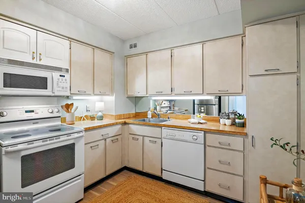 $3,200 | 100 Severn Avenue, Unit 206, Annapolis, MD 21403