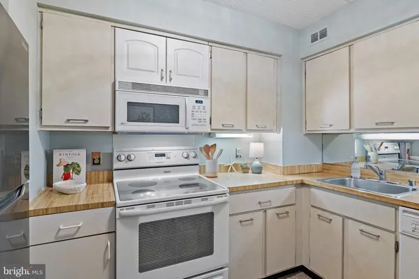 $3,200 | 100 Severn Avenue, Unit 206, Annapolis, MD 21403