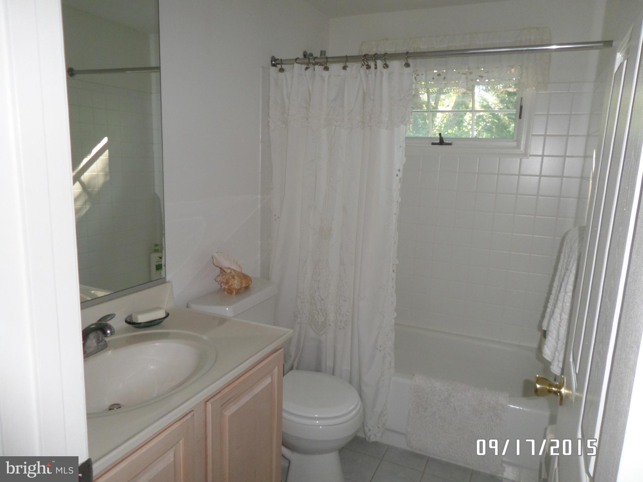 2976 Friends Road Annapolis, MD 21401 - Photo 23 of 30 Upper level bath