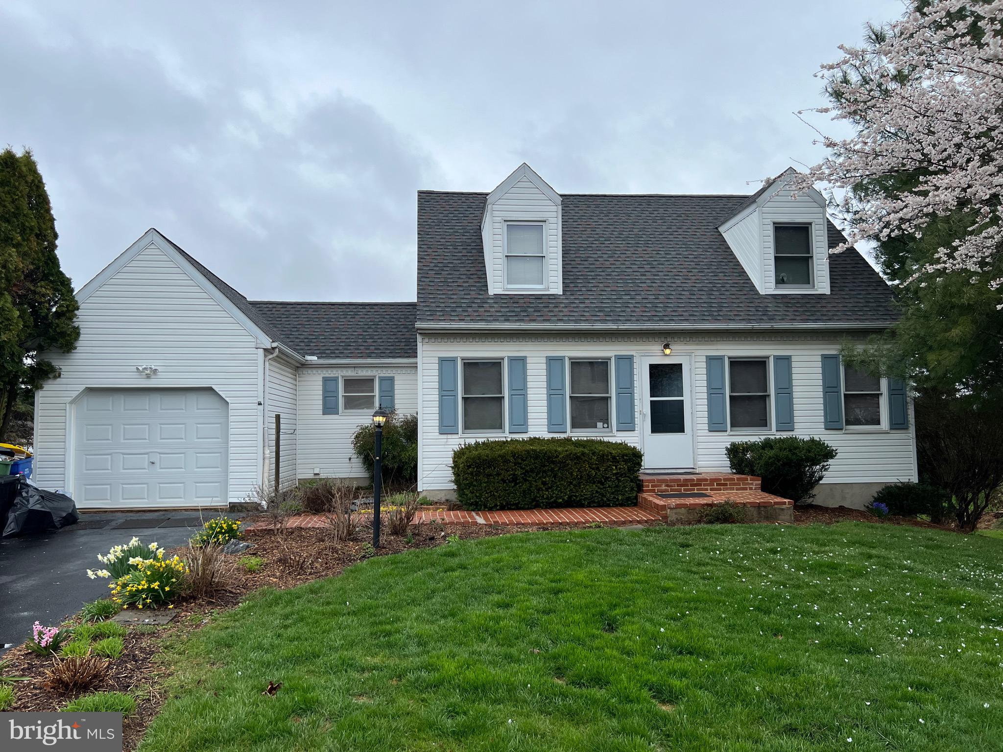 273 Edinburgh Road York, PA 17406 - Photo 1 of 24 Gallery Image 1