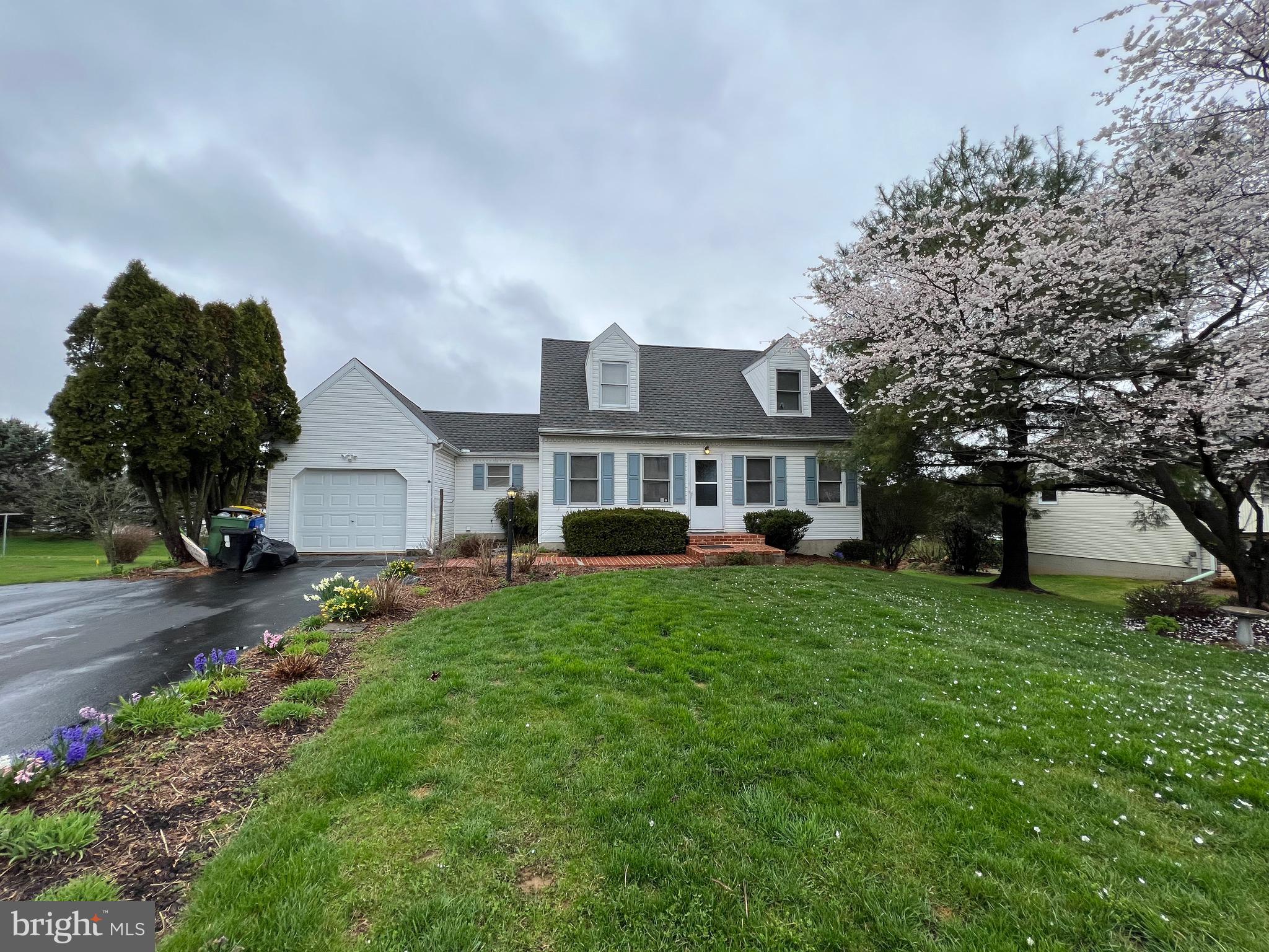 273 Edinburgh Road York, PA 17406 - Photo 2 of 24 Gallery Image 2