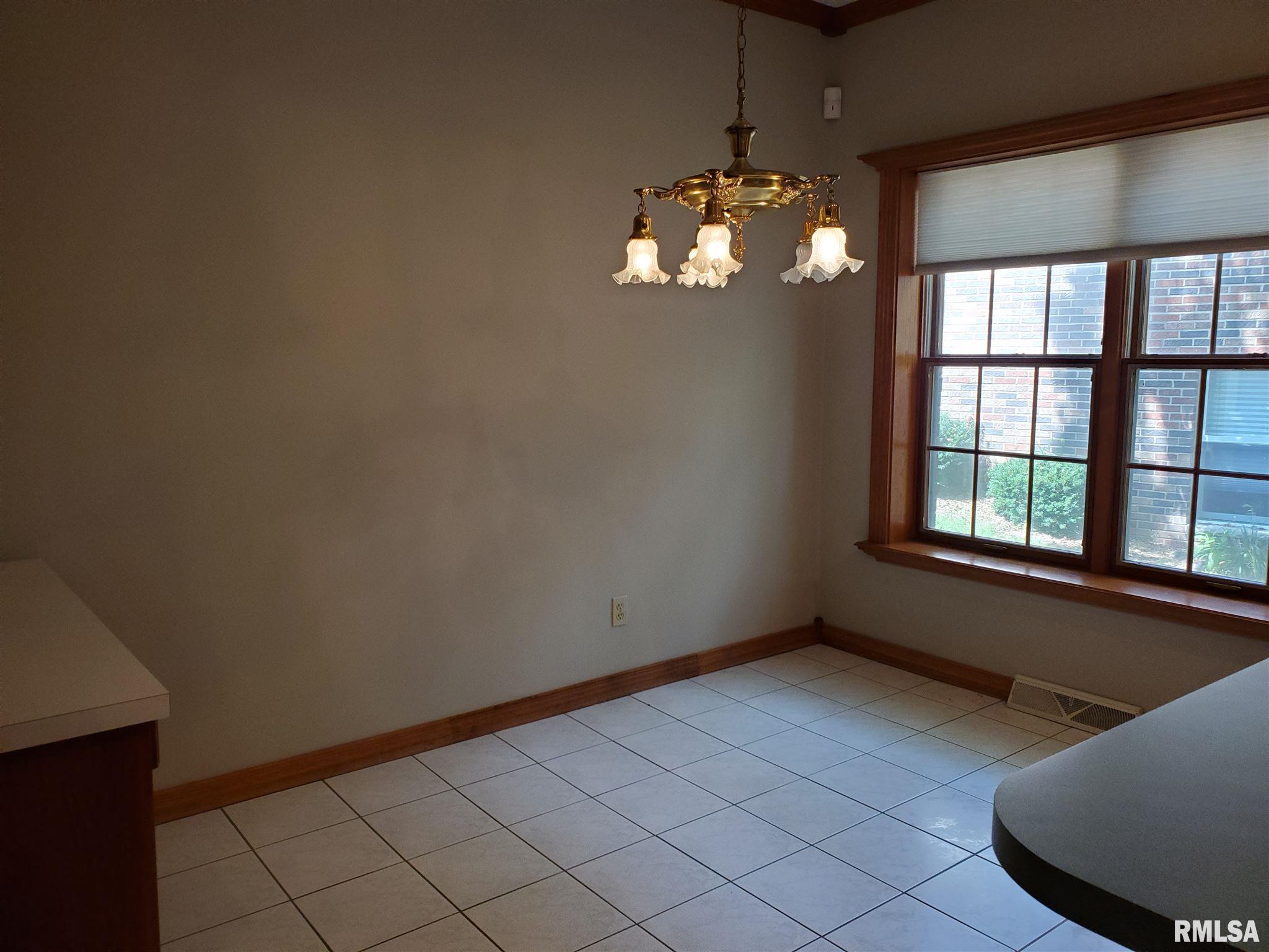 2108 Timbercrest Court Springfield, IL 62702 - Photo 6 of 41
