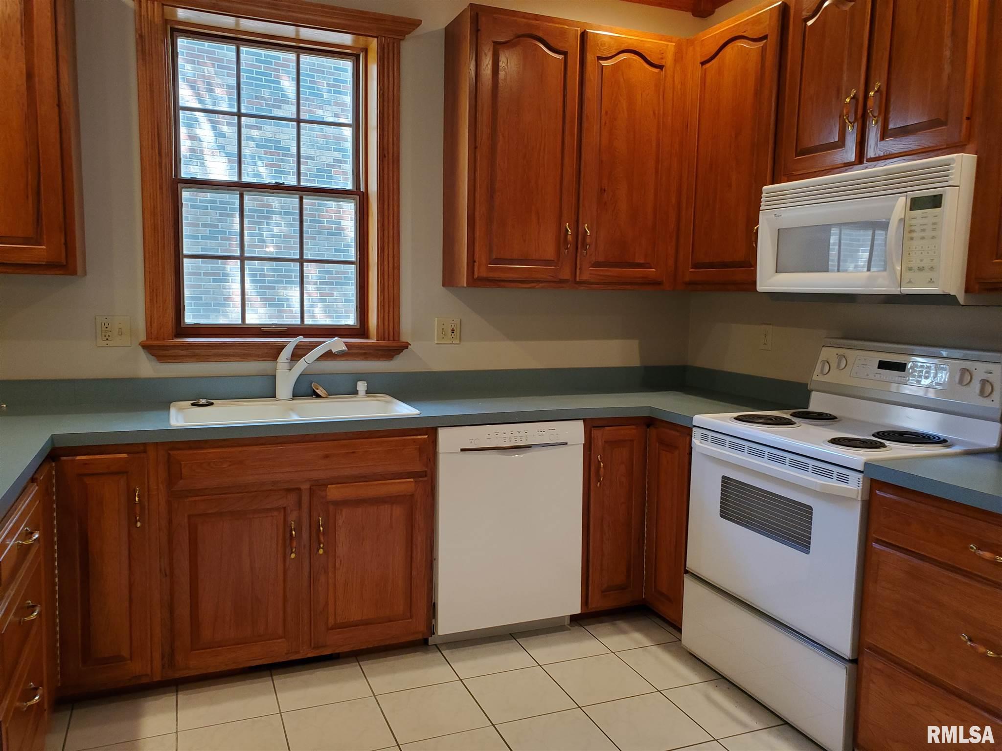 2108 Timbercrest Court Springfield, IL 62702 - Photo 10 of 41