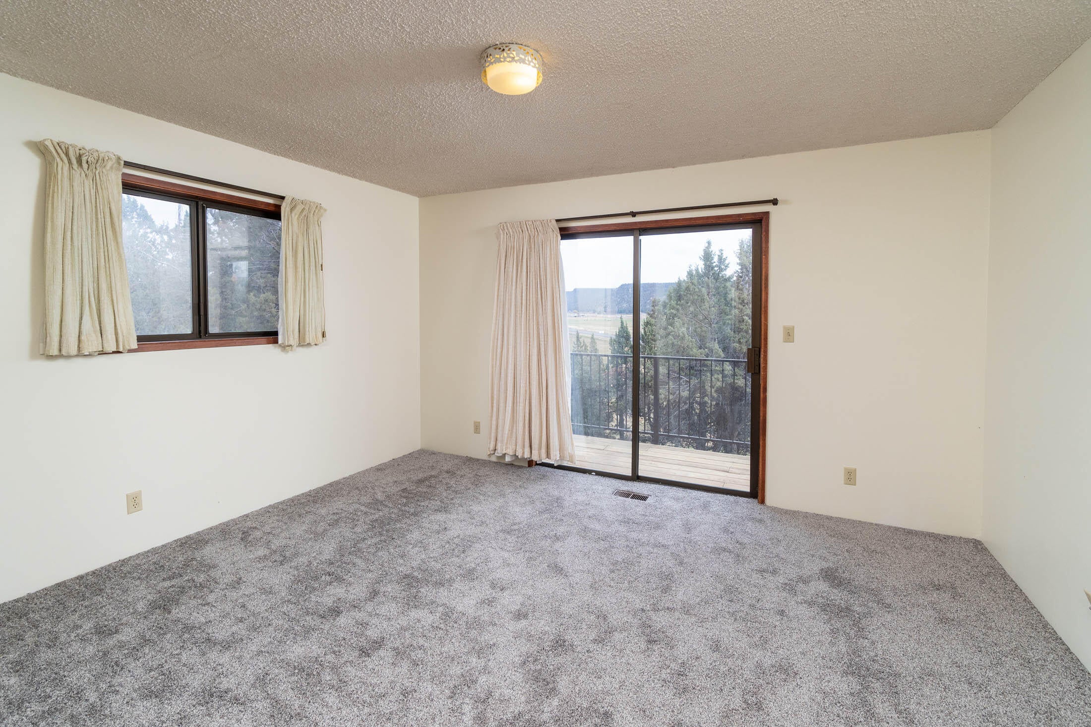 550 North Coles Road Prineville, OR 97754 - Photo 13 of 50 Primary bedroom with door to patio