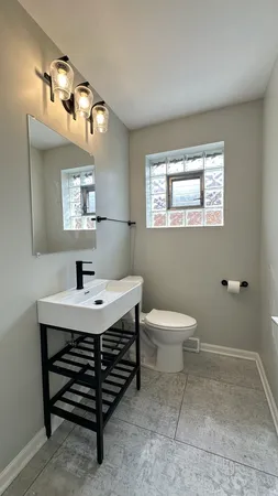 $3,000 | 7532 West Ainslie Street, Harwood Heights, IL 60706