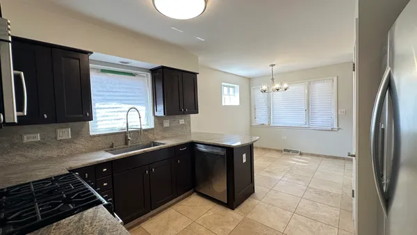 $3,000 | 7532 West Ainslie Street, Harwood Heights, IL 60706