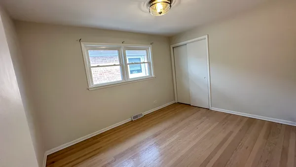 $3,000 | 7532 West Ainslie Street, Harwood Heights, IL 60706