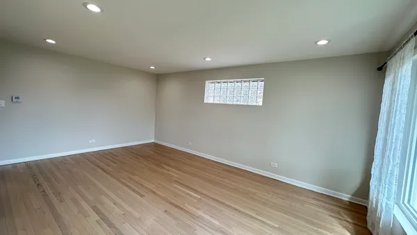 $3,000 | 7532 West Ainslie Street, Harwood Heights, IL 60706