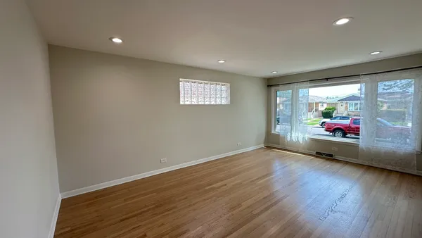 $3,000 | 7532 West Ainslie Street, Harwood Heights, IL 60706