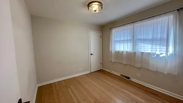 $3,000 | 7532 West Ainslie Street, Harwood Heights, IL 60706