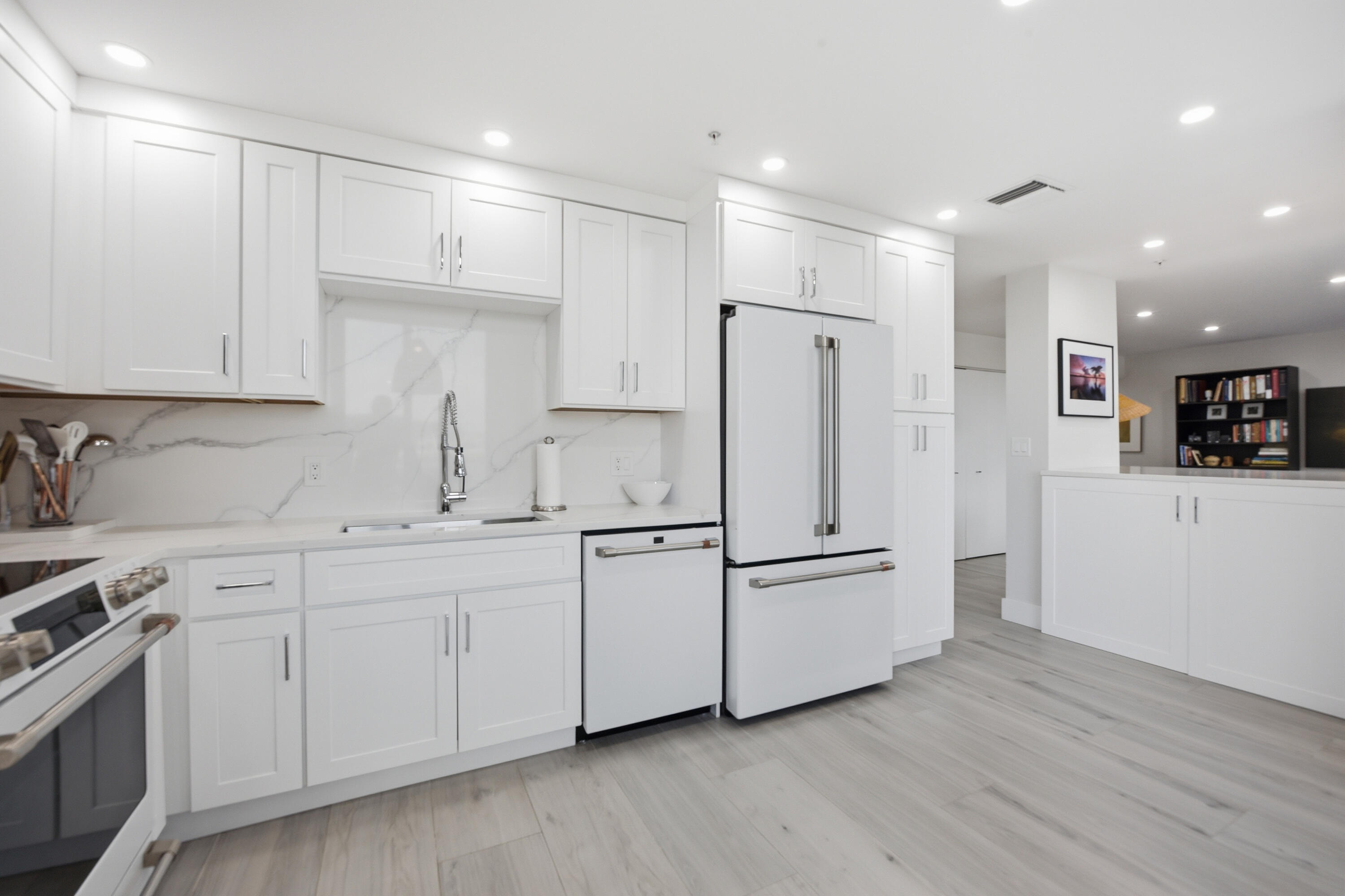 7768 Lakeside Boulevard, Unit 515 Boca Raton, FL 33434 - Photo 6 of 55 Kitchen