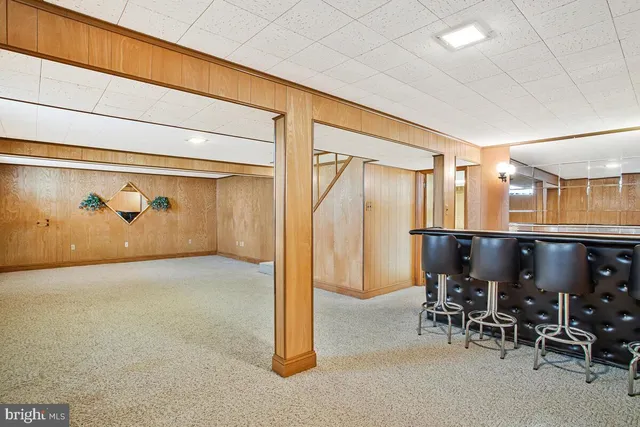 a view of lobby with elevator