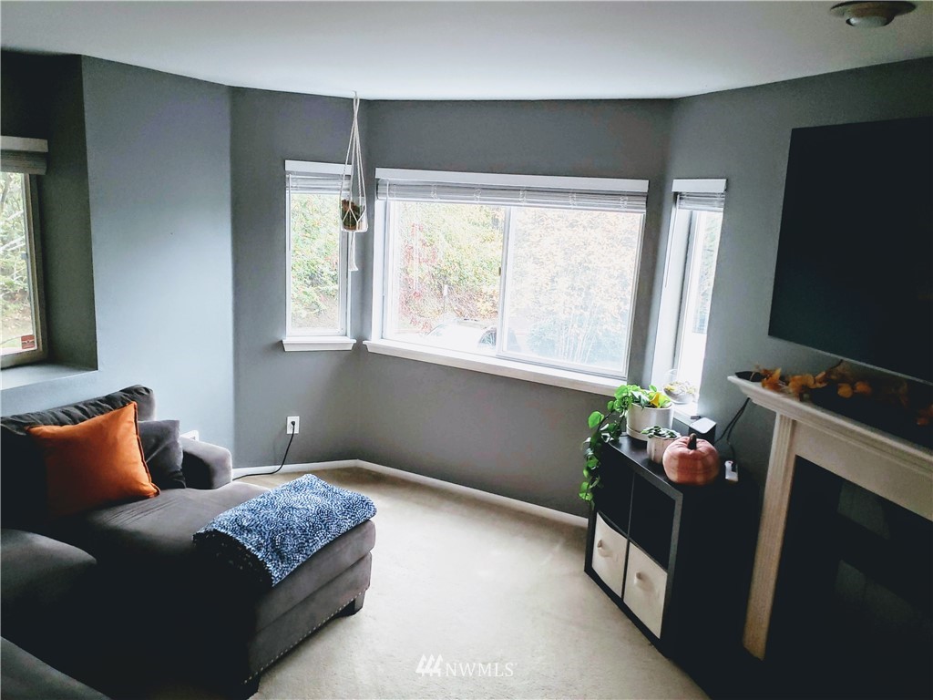833 Southwest Sunset Boulevard, Unit B7 Renton, WA 98057 - Photo 13 of 33 a bedroom with a bed and a flat screen tv