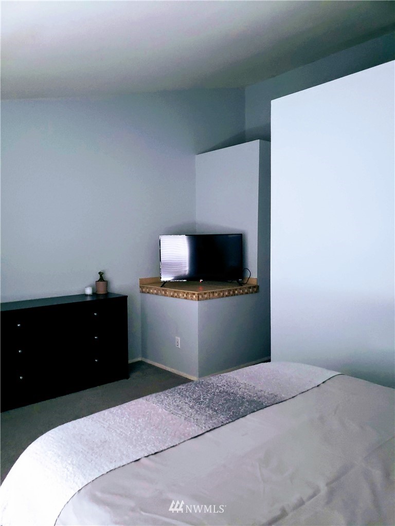 833 Southwest Sunset Boulevard, Unit B7 Renton, WA 98057 - Photo 19 of 33 a bedroom with a bed and a television