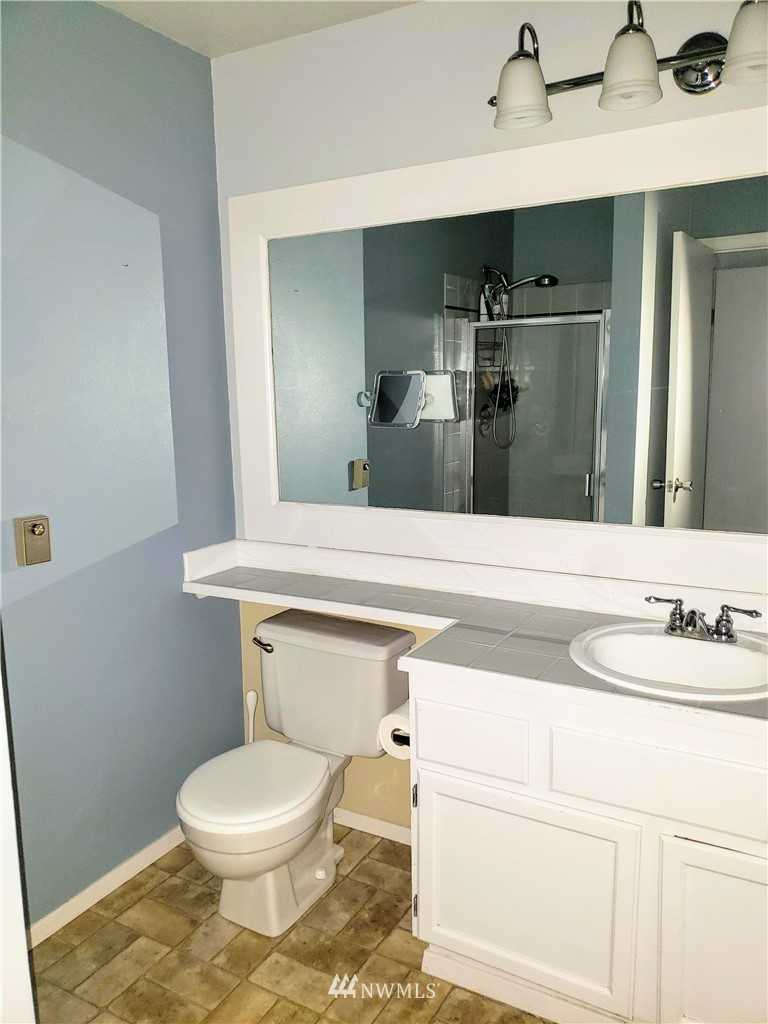 833 Southwest Sunset Boulevard, Unit B7 Renton, WA 98057 - Photo 20 of 33 a bathroom with a sink and a mirror
