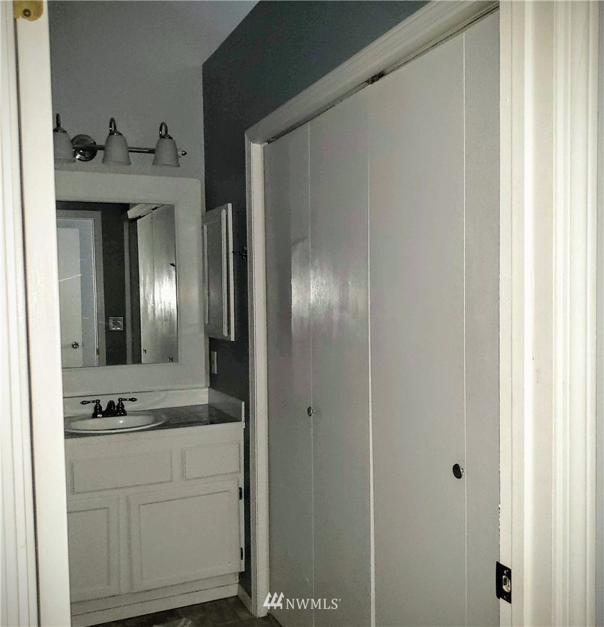 833 Southwest Sunset Boulevard, Unit B7 Renton, WA 98057 - Photo 22 of 33 a bathroom with a sink and a mirror