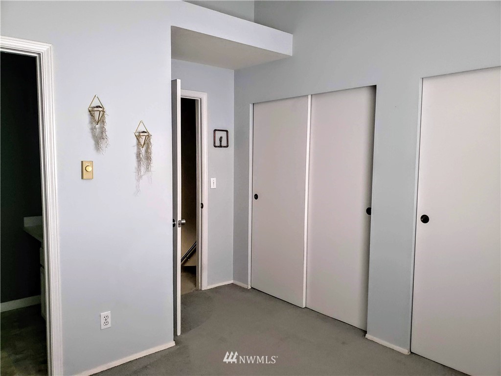833 Southwest Sunset Boulevard, Unit B7 Renton, WA 98057 - Photo 24 of 33 a view of a livingroom with a bathroom