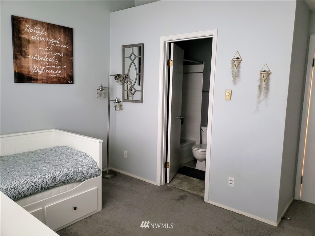 833 Southwest Sunset Boulevard, Unit B7 Renton, WA 98057 - Photo 25 of 33 a room that has a bed and a painting on the wall
