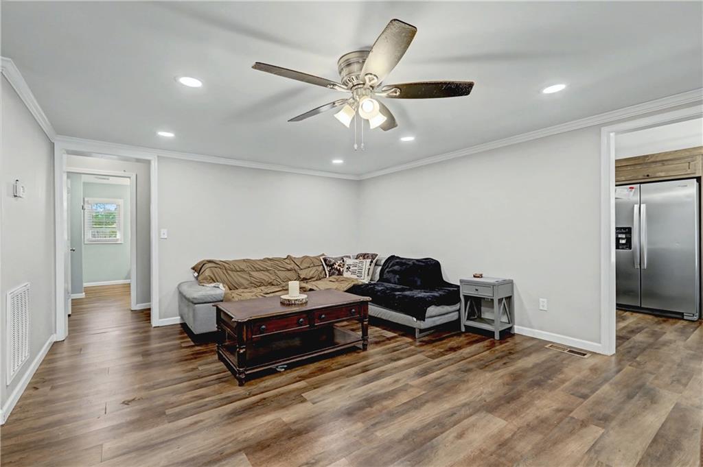 134 Church Road Thomaston, GA 30286 - Photo 4 of 33 a living room with furniture and wooden floor