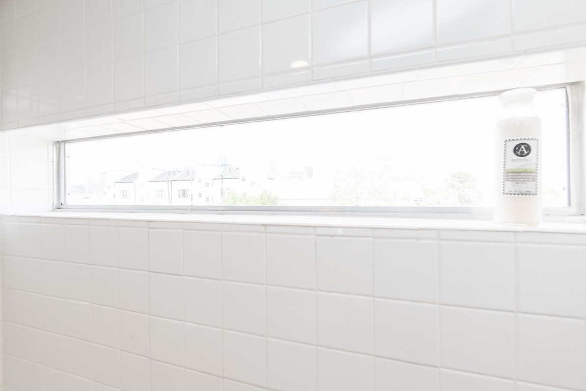 2714 Chenevert Street Houston, TX 77004 - Photo 35 of 40 a bathroom with a bathtub