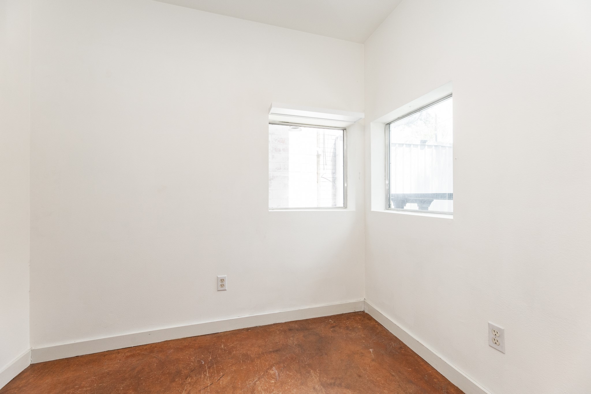 2714 Chenevert Street Houston, TX 77004 - Photo 7 of 40 an empty room with a window