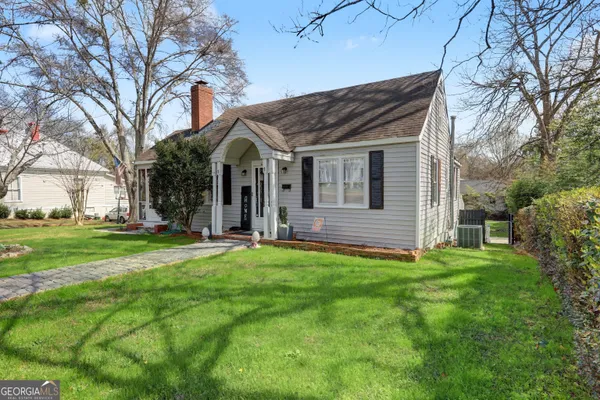 a view of a house with a backyard