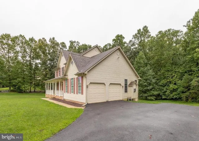 a view of a house with backyard and garden