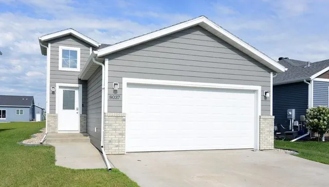 $344,900 | 8037 Goldfinch Drive, Horace, ND 58047