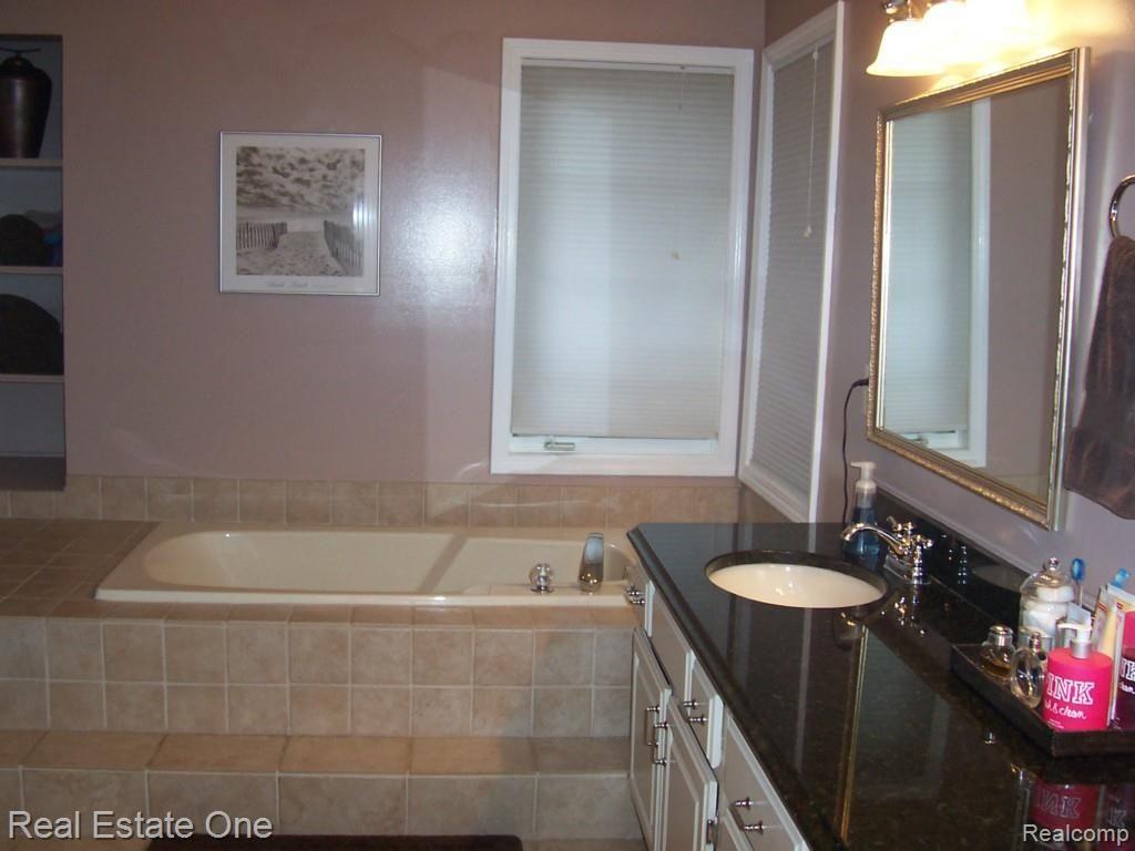 2123 Kennedy Drive Rochester, MI 48309 - Photo 22 of 44 047.jpg