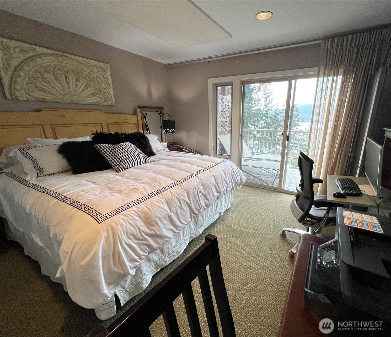 1917 Rosario Road, Unit 2115 Orcas Island, WA 98245 - Photo 9 of 14 a bed sitting in a bedroom next to a window