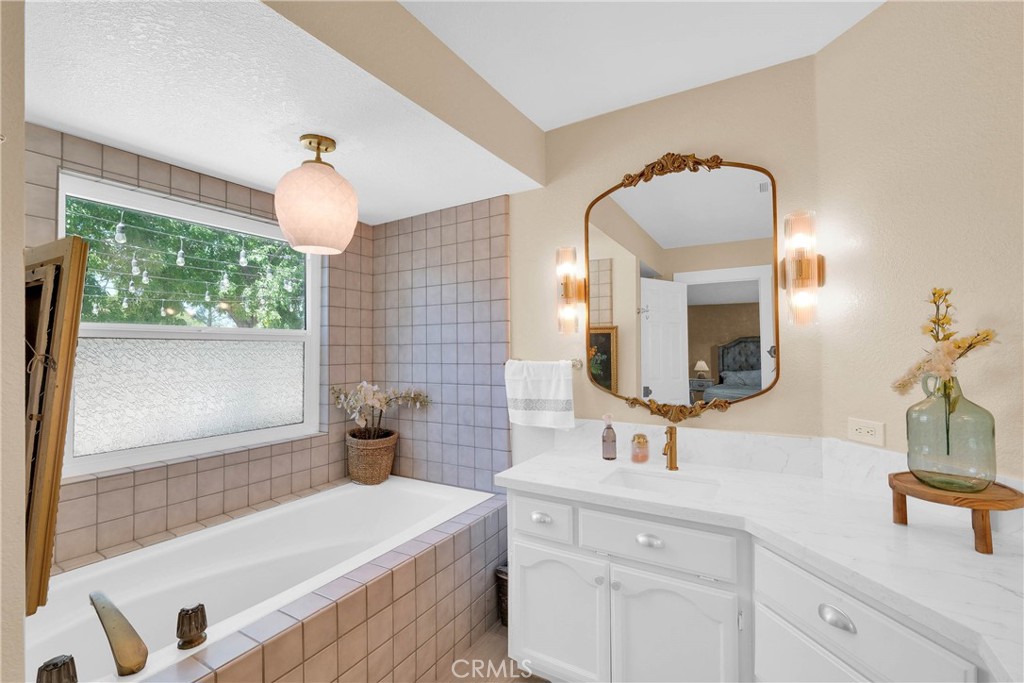 15908 Acoma Road Apple Valley, CA 92307 - Photo 28 of 62 Primary Suite bathroom