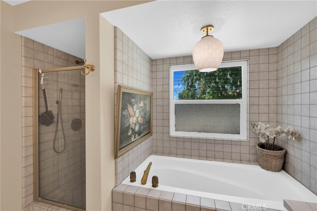 15908 Acoma Road Apple Valley, CA 92307 - Photo 29 of 62 Soaking tub in primary suite