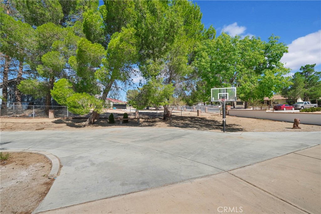 15908 Acoma Road Apple Valley, CA 92307 - Photo 41 of 62 Circular driveway