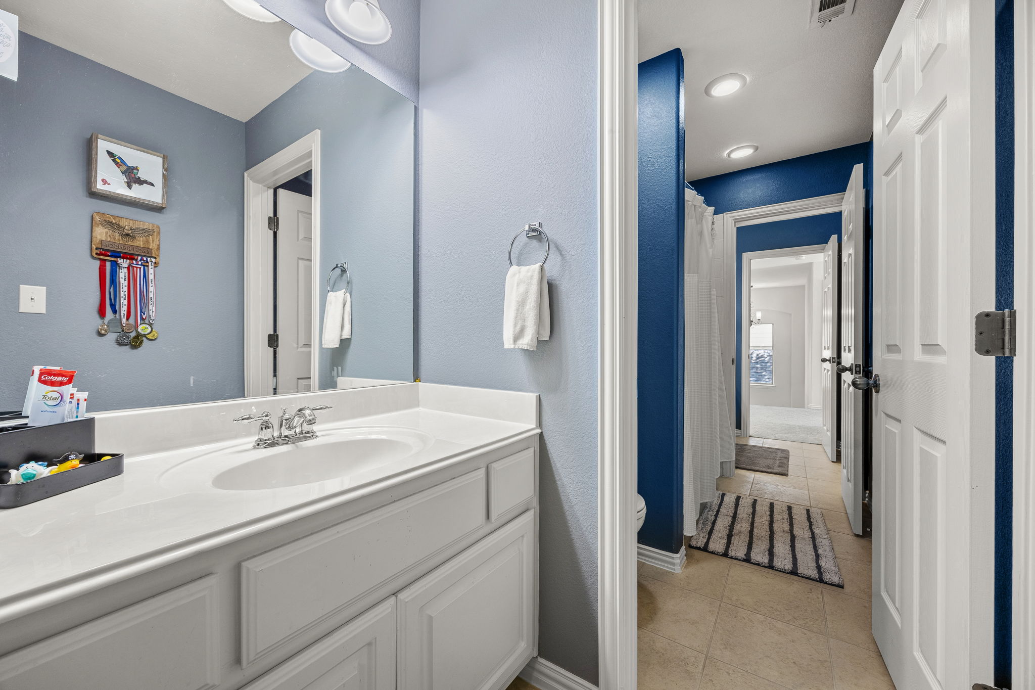 128 Las Colinas Drive Georgetown, TX 78628 - Photo 26 of 38 a en suite bathroom with a sink and a mirror