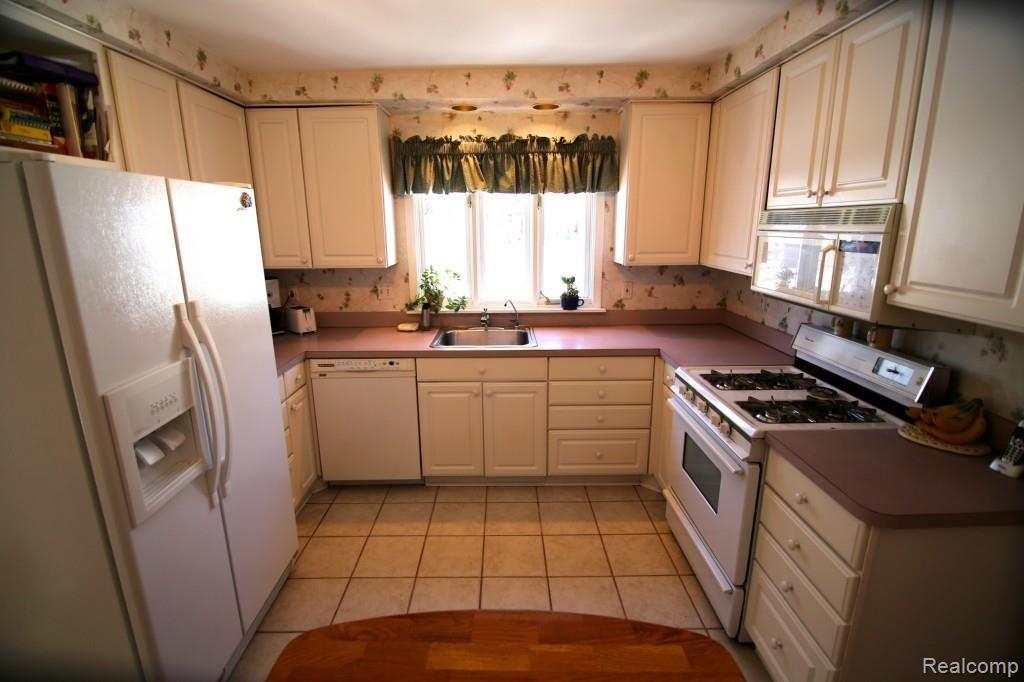 1437 Yorkshire Road Grosse Pointe, MI 48230 - Photo 12 of 15 GNML9933.jpg