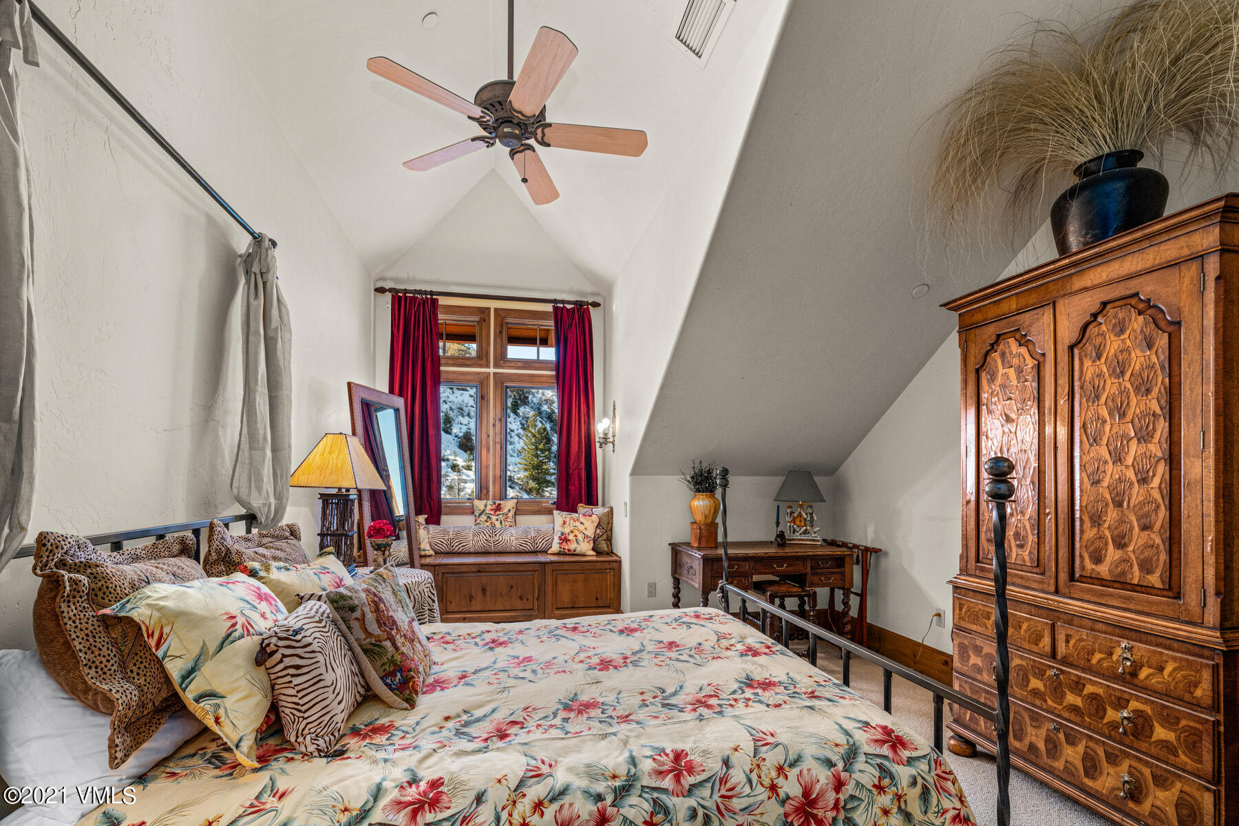 160 Cresta Road, Unit R501 Edwards, CO 81632 - Photo 18 of 21 a bed room with a bed and a window