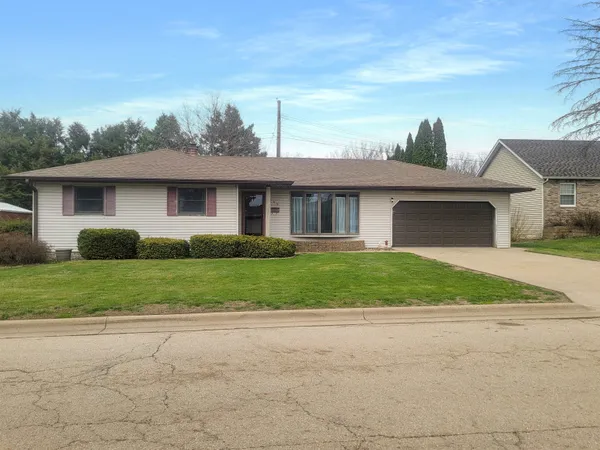 $1,500 | 445 Peach Street, East Dubuque, IL 61025