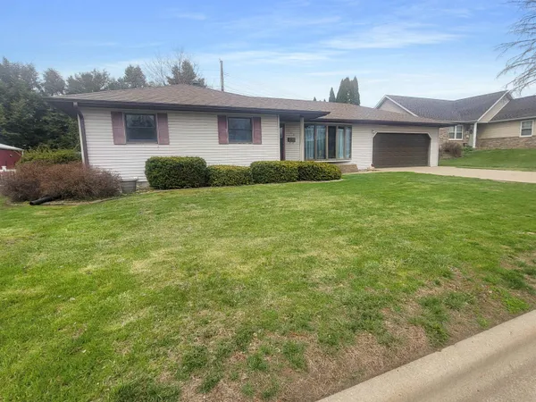 $1,500 | 445 Peach Street, East Dubuque, IL 61025