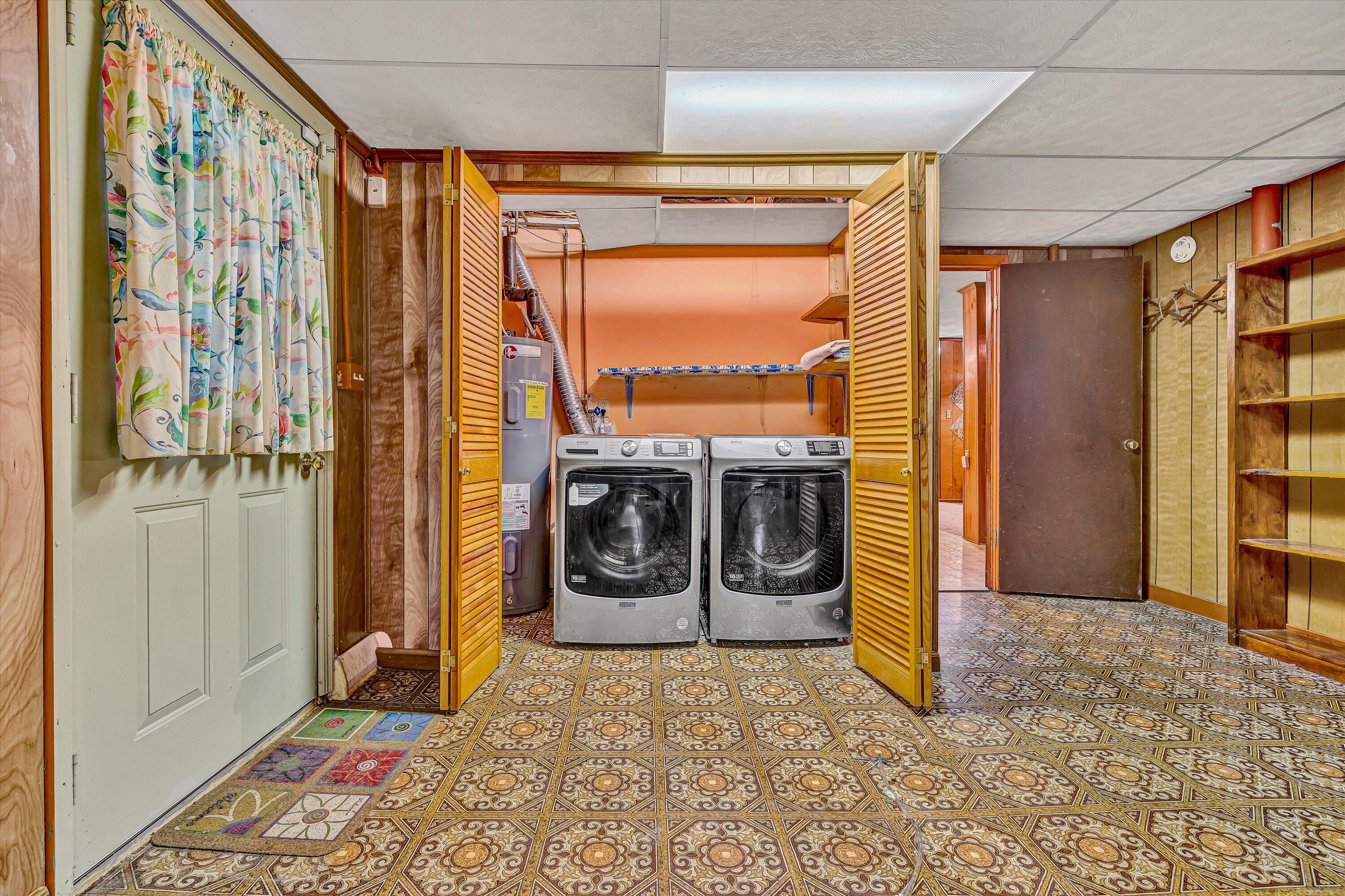 5226 North Spring Drive Northwest Roanoke, VA 24019 - Photo 40 of 46 a view of a hallway with washer and dryer
