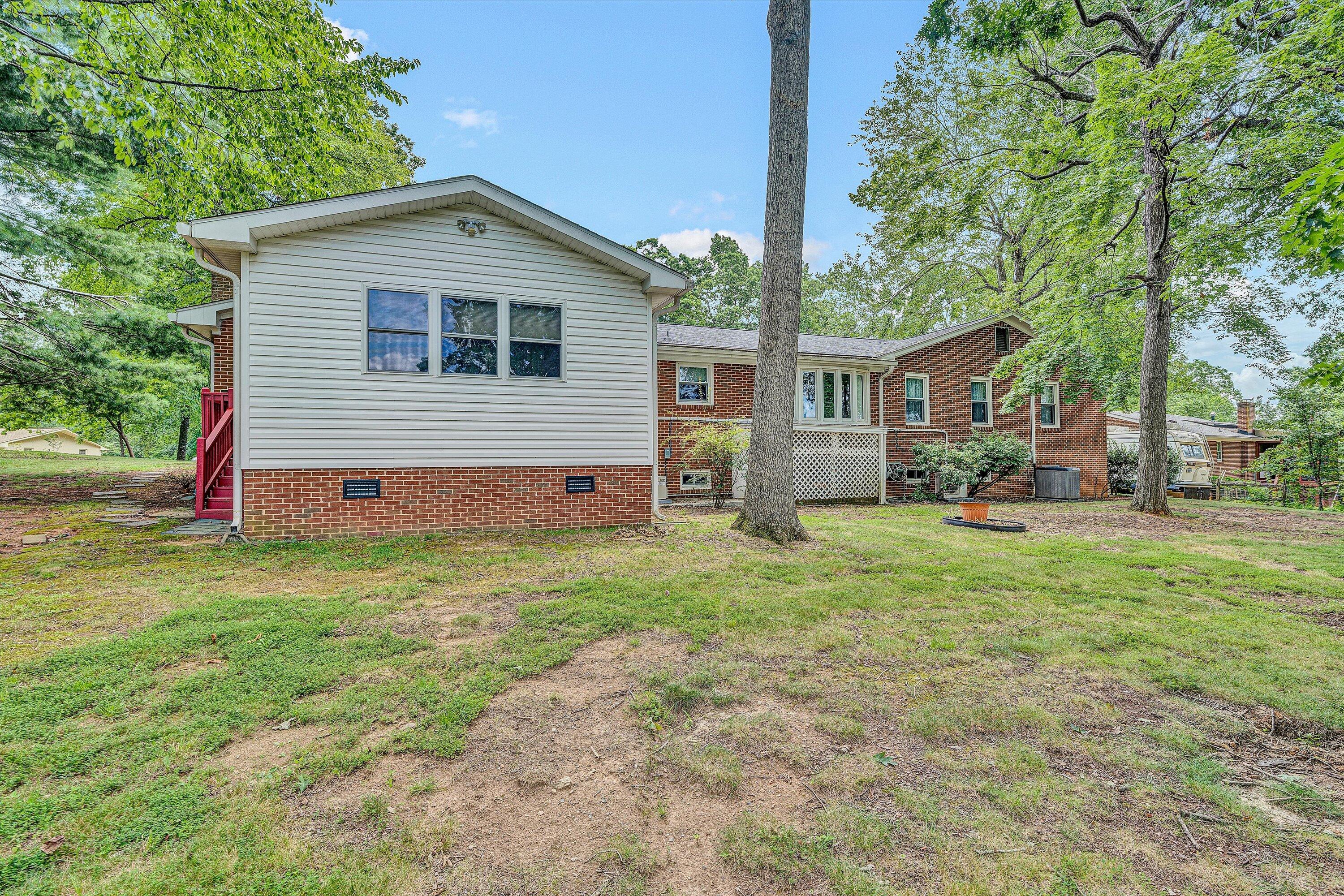 5226 North Spring Drive Northwest Roanoke, VA 24019 - Photo 46 of 46 a front view of house with yard and green space