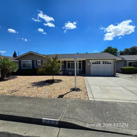 $2,350 | 203 McKinley Circle, Vacaville, CA 95687