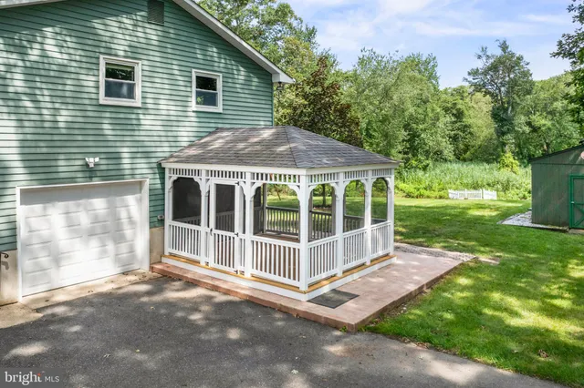 a view of a house with backyard and garden